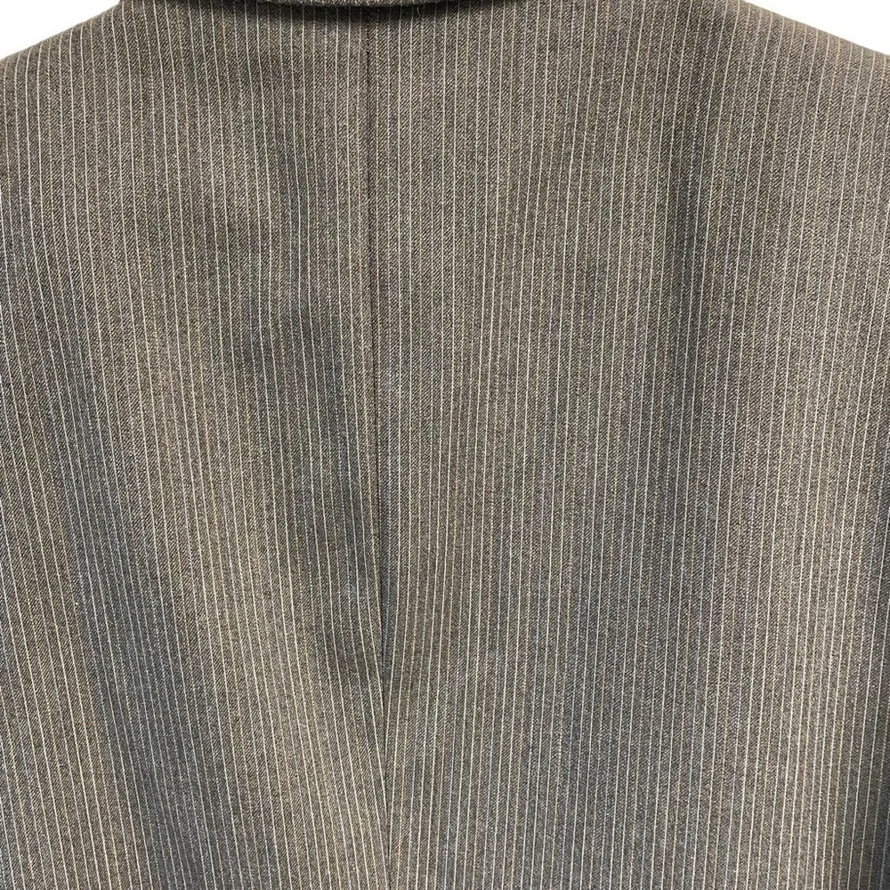 MENS Gray multicolored pinstriped sports jacket. Size 42R. 100% virgin‎ wool.